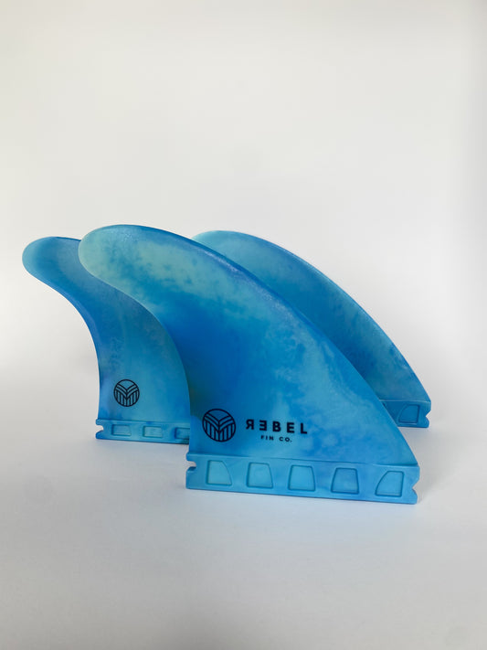 Thruster FCS surfboard fin set - 100% sustainable recycled materials - fiberglass reinforced. Suitable for all abilities of surfers and wave conditions.